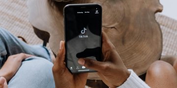 How TikTok Shop Live Selling is Driving Impulse Purchases in the Philippines