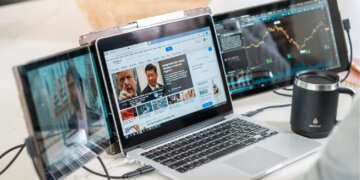 How to Set Up a Three-Screen Workspace in a Carry-On