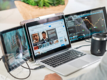 How to Set Up a Three-Screen Workspace in a Carry-On