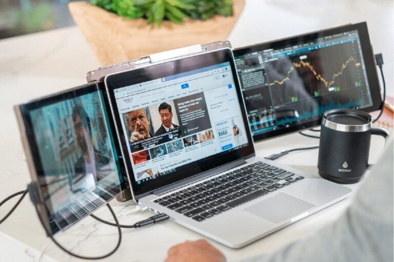 How to Set Up a Three-Screen Workspace in a Carry-On